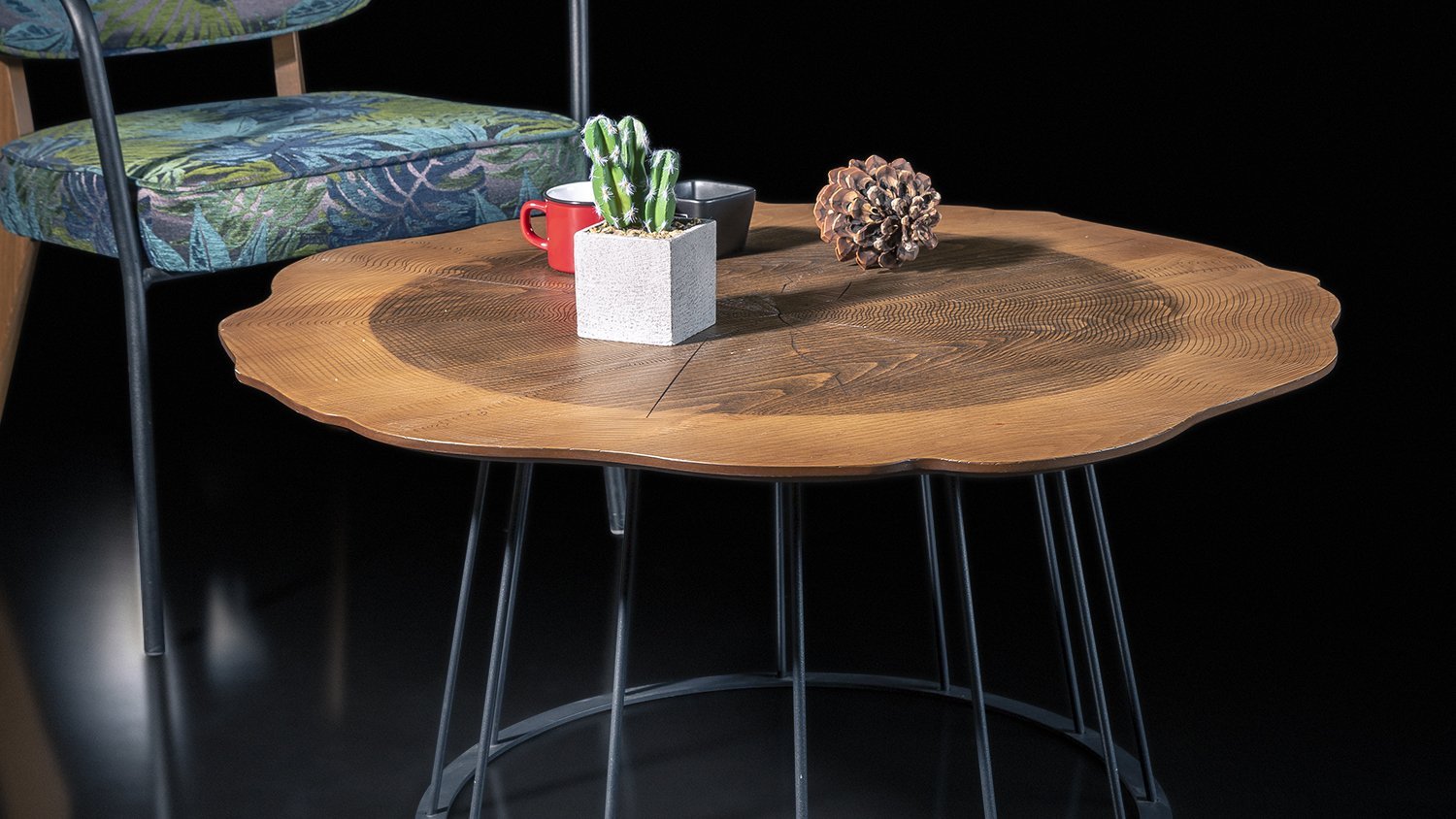 Achille Table effet naturel, en bois et en métal.