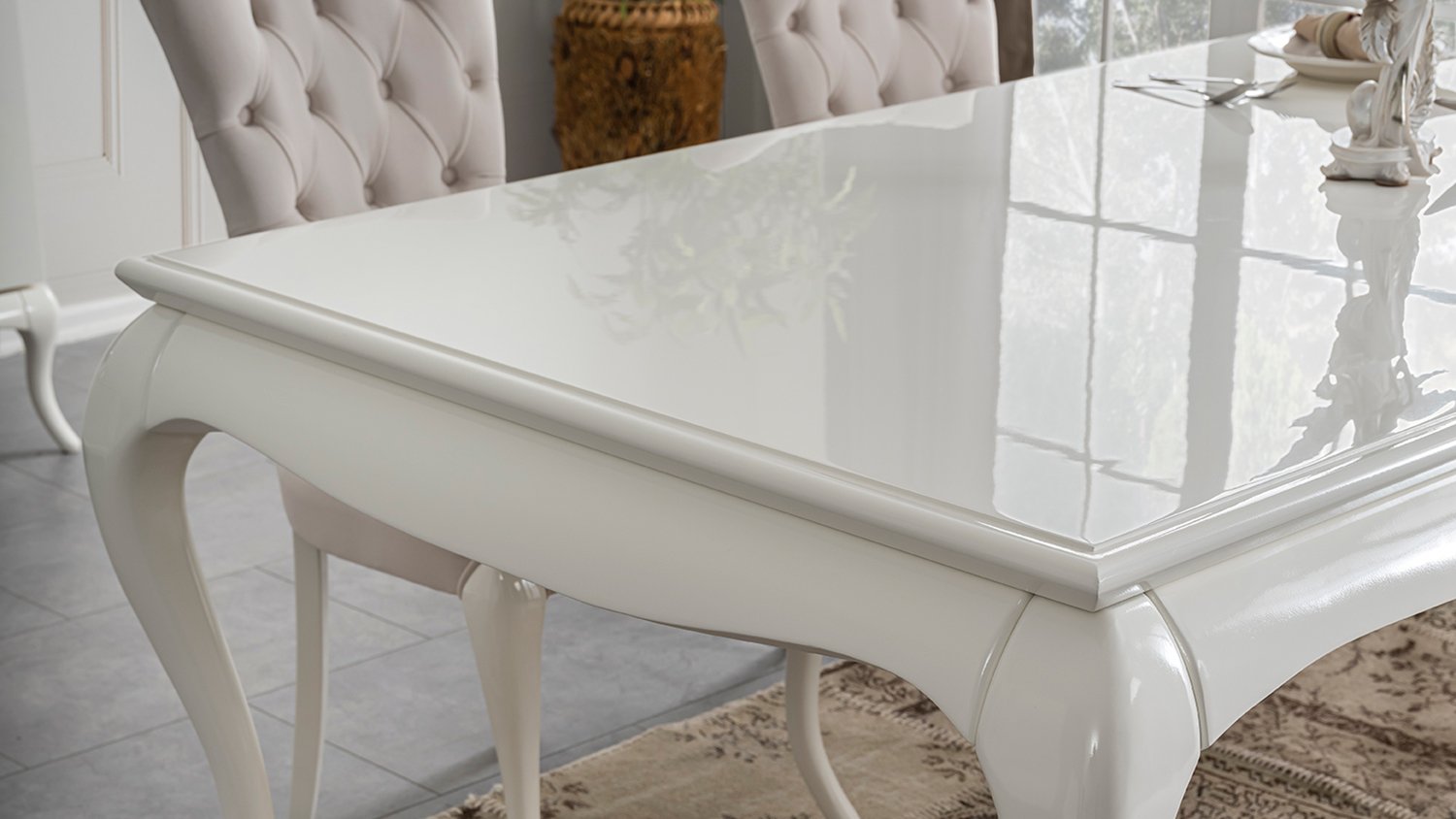 Camellia, table à mangé blanc laqué