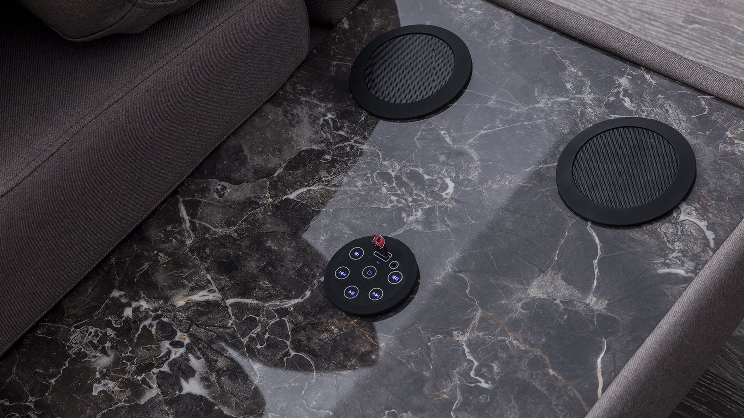 Harmonie canapé d'angle 5 places harmonie, système audio bluetooth, prise USB, prise 230 volts.
