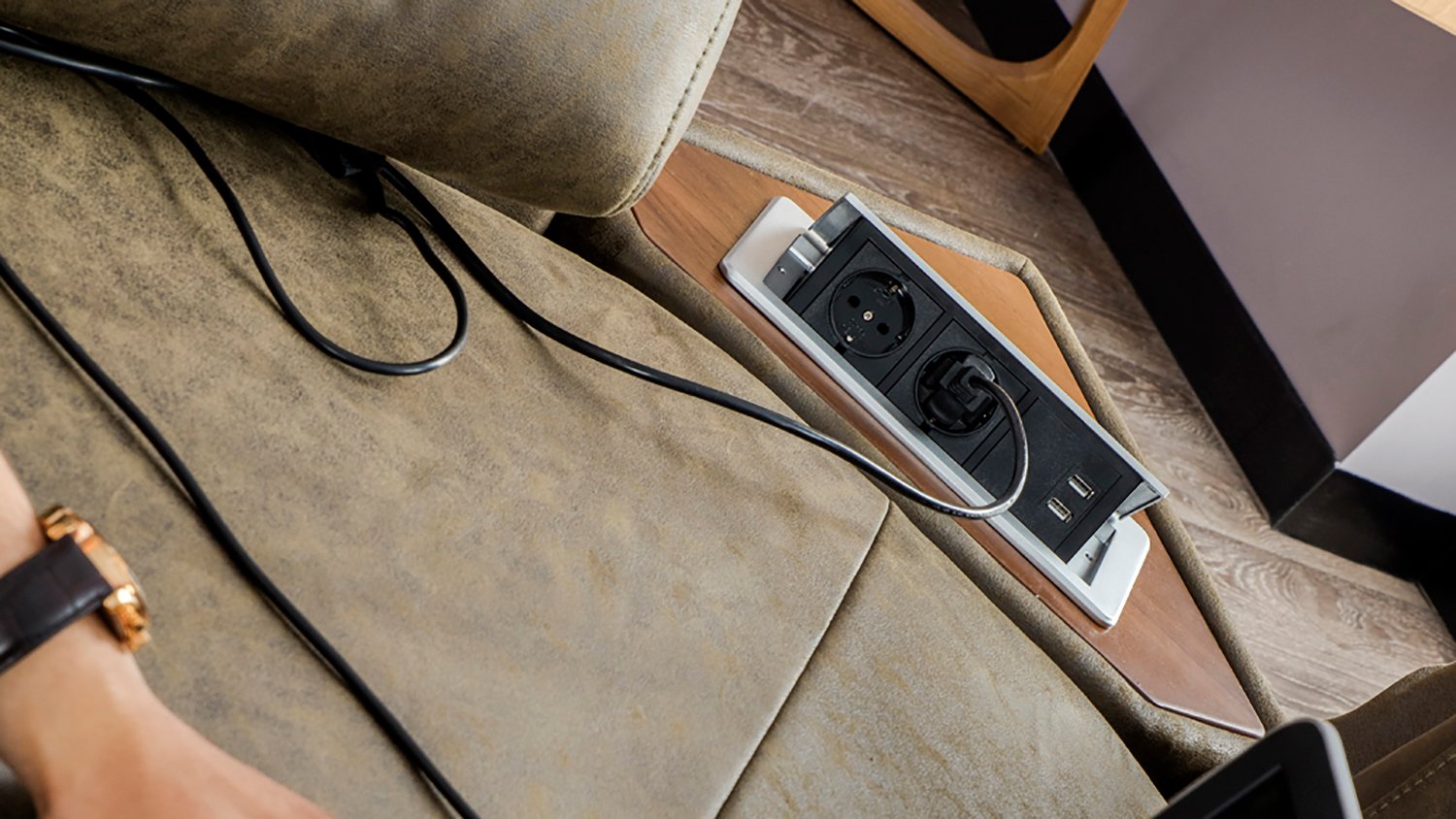 Harmonie, canapé d'angle design avec prises 230 volts et prises usb